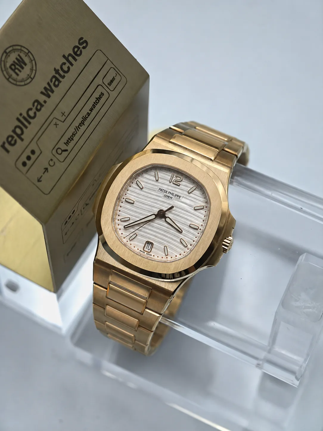 Replica Patek Philippe Nautilus 7118/1R‑001 35.2mm Silver White Wave Dial 3K Factory Watch