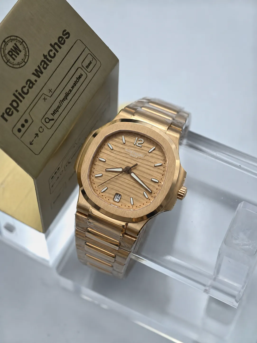 Replica Patek Philippe Nautilus 7118/1R‑010 35.2mm Rose Gold Champagne Dial 3K Factory Watch
